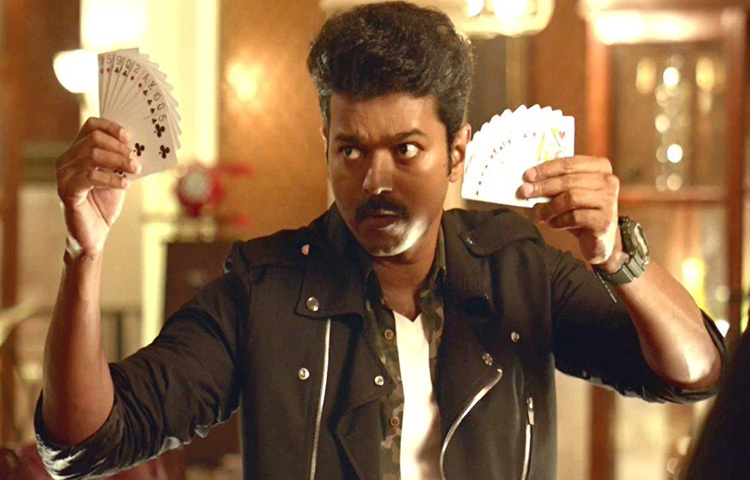 মের্সাল (২০১৭): ‘মের্সাল’ নামের এই সিনেমা যেন একেবারে থালাপতি বিজয়ের স্টাইলের সংজ্ঞা। তিনি এখানে অভিনয় করেছেন ট্রিপল রোলে-ডাক্তার, ম্যাজিশিয়ান ও গ্রাম্য একজন প্রতিশোধপ্রার্থী হিসেবে। এ.আর. রহমানের সুর, অ্যাটলি কুমারের দিকনির্দেশনায় নির্মিত ‘মের্সাল’ শুধু অ্যাকশন ও থ্রিলেই ভরপুর নয়, এখানে রয়েছে স্বাস্থ্যখাতে দুর্নীতি নিয়ে জোরালো বার্তা। থালাপতির অভিনয় ছিল আবেগপ্রবণ ও উত্তেজনায় ভরপুর।