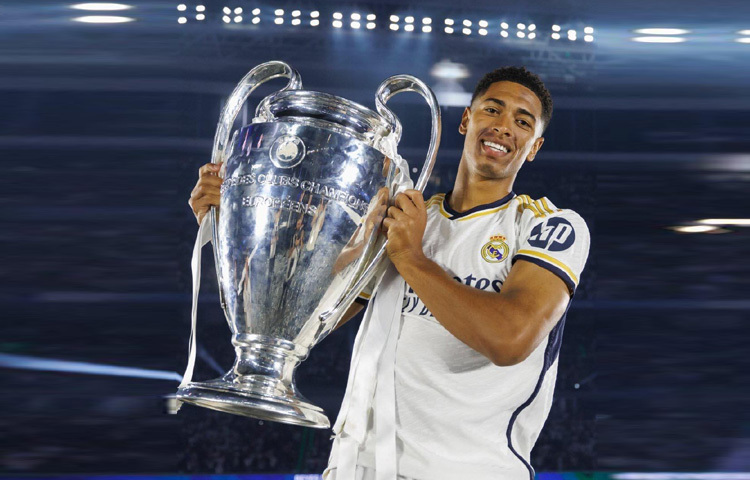 ২০২০ সালে ডর্টমুন্ডে যোগ দেন মাত্র ১৭ বছর বয়সে। ইউরোপের তরুণ প্রতিভাদের জন্য ডর্টমুন্ড ছিল আদর্শ গন্তব্য, আর বেলিংহাম সেটিকে কাজে লাগিয়ে নিজেকে গড়ে তোলেন পরিপক্ব এক মিডফিল্ডার হিসেবে। বুন্দেসলিগায় দুর্দান্ত খেলেন, চ্যাম্পিয়নস লিগেও নজর কাড়েন। ক্লাবের হয়ে শতাধিক ম্যাচ খেলে দেন একাধিক গোল ও অ্যাসিস্ট, যা প্রমাণ করে তার বহুমাত্রিকতা।