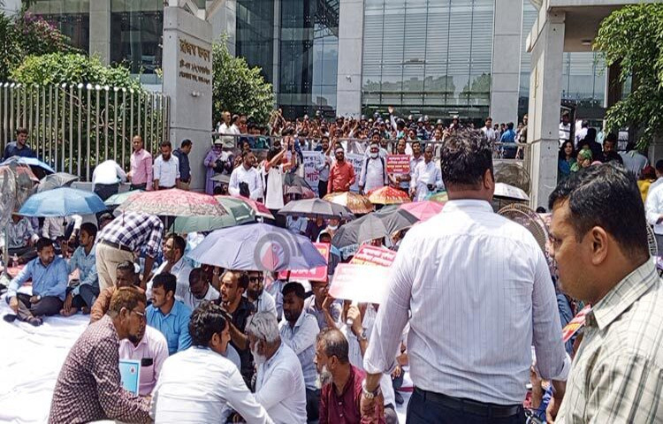 রাজস্ব ব্যবস্থার যৌক্তিক সংস্কারসহ একাধিক দাবিতে দ্বিতীয় দিনের মতো জাতীয় রাজস্ব বোর্ডে (এনবিআর) শাটডাউন কর্মসূচি চলছে। ছবি: জাগো নিউজ