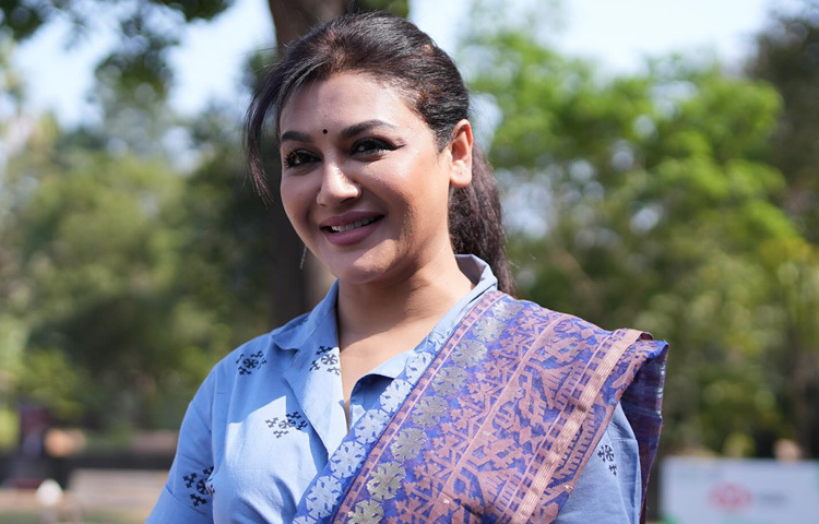 আজ তার জন্মদিন। ১৯৭২ সালের এই দিনে ঢাকায় তার জন্ম। অভিনেত্রীর বাবা সৈয়দ মোহাম্মদ আনোয়ার ছিলেন একজন সরকারি কর্মকর্তা এবং মা জাহান আরা। পড়াশোনায় বেশ আগ্রহী ছিলেন জয়া, তবে শৈশব থেকেই তার ঝোঁক ছিল শিল্পের দিকে চিত্রাঙ্কন, গান, নাচ ও অভিনয়ে।