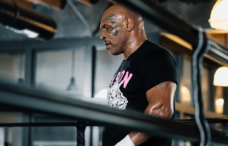 ১৯৬৬ সালের এই দিনে যুক্তরাষ্ট্রের নিউইয়র্ক শহরের ব্রুকলিন এলাকার ফর্ট গ্রিনে জন্ম মাইকেল জেরাল্ড টাইসনের, যিনি বিশ্বজুড়ে পরিচিত ‘মাইক টাইসন’ নামে। তার মা লরনা মেই স্মিথ এবং কথিত পিতা জিমি কার্কপ্যাট্রিক। বাবা ছোটবেলায় পরিবার ছেড়ে চলে গেলে টাইসনের বেড়ে ওঠা হয় শুধুমাত্র মায়ের সান্নিধ্যে, দারিদ্র্য আর অপরাধপ্রবণ এলাকায়।