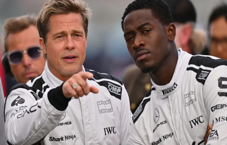 ‘এফ১’ সিনেমায় ব্র্যাড পিট অভিনয় করেছেন সানি হেইস নামে একজন অভিজ্ঞ কিন্তু অবসরপ্রাপ্ত রেসিং ড্রাইভারের চরিত্রে, যিনি এক দুর্ঘটনার কারণে ক্যারিয়ার থেকে সরে দাঁড়িয়েছিলেন। তবে গল্পের মোড় ঘোরে যখন তিনি ফিরে আসেন রেসিং জগতে, একটি নতুন দল ‘এপিএক্স জিপি’র হয়ে প্রতিযোগিতায় অংশ নিতে। তার সঙ্গে যুক্ত হয় তরুণ ও প্রতিভাবান ড্রাইভার জোশুয়া পিয়ার্স (অভিনয়ে ড্যামসন ইদ্রিস)। অভিজ্ঞতা ও তরুণ শক্তির এই মিশ্রণেই গড়ে ওঠে সিনেমার মূল গল্প।