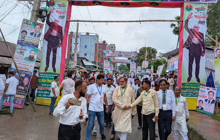সকাল থেকেই শহরের প্রবেশপথ ও গুরুত্বপূর্ণ মোড়গুলোতে স্লোগান আর হাততালিতে মুখরিত হয়ে উঠেছে পটুয়াখালী শহর।