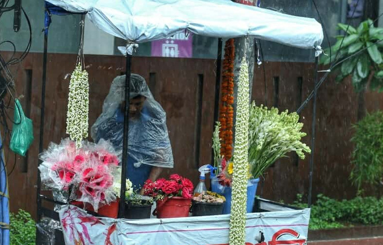 বৃষ্টিতে সবচেয়ে বেশি বিপাকে পড়েছেন ফুটপাতের দোকানিরা।