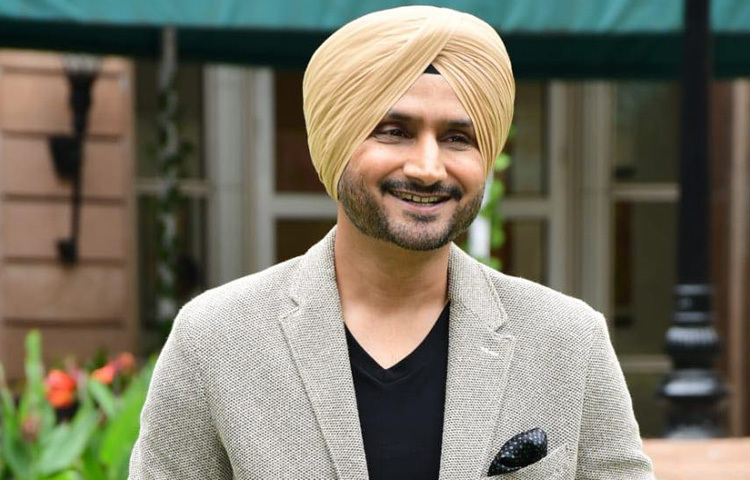 ১৯৮০ সালের এই দিনে ভারতের পাঞ্জাবে তার জন্ম। ছোটবেলা থেকেই ক্রিকেটকে ভালোবাসতেন তিনি। কিশোর বয়সে কোচ দবিন্দর আর্জুনার তত্ত্বাবধানে ঘণ্টার পর ঘণ্টা নেট প্র্যাকটিস, তখনও কেউ জানত না, এই ‘ভুট্টি’ই একদিন ভারতকে টেস্ট সিরিজ জেতাবে।