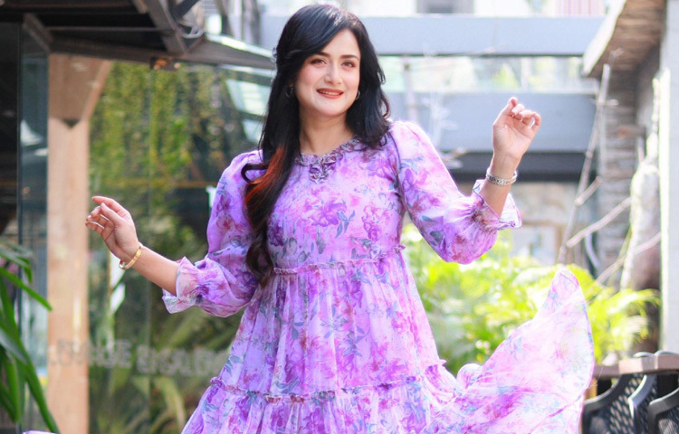 গ্ল্যামার দুনিয়ায় তার যাত্রা শুরু মডেলিং দিয়ে। পর্দায় প্রথম দেখা মিলেছিল বিজ্ঞাপনে, যেখানে তার প্রাণবন্ত উপস্থিতি নজর কাড়ে দর্শকদের। এরপরই শুরু হয় নাটকে অভিনয়। ধীরে ধীরে নিজেকে প্রতিষ্ঠিত করে তোলেন একজন দক্ষ অভিনয়শিল্পী হিসেবে।