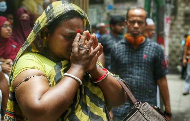 সকাল থেকে তাজিয়া মিছিল দেখতে লালবাগে দাঁড়িয়ে আছেন পুর্নিমা দাস। পেশায় তিনি পরিচ্ছন্নতা কর্মী। মাওলা আলী ভক্ত তিনি। হাতে মাওলা আলীর নাম খচিত আংটি রয়েছে। তাজিয়া মিছিল আসতেই তিনি ভক্তি জানান। ছবি: লালবাগ এলাকা থেকে মাহবুব আলমের তোলা