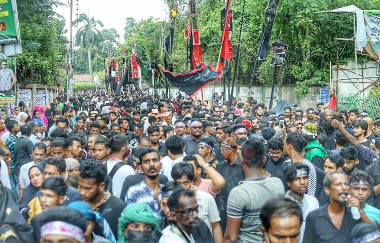 পবিত্র আশুরা উপলক্ষে ‘হায় হোসেন’, ‘হায় হোসেন’ ধ্বনিতে মুখরিত রাজধানী ঢাকার তাজিয়া মিছিল। শোক ও ধর্মীয় ভাবগাম্ভীর্যের মধ্য দিয়ে আজ সকাল ১০টার পর পুরান ঢাকার ঐতিহাসিক হোসেনি দালান ইমামবাড়া থেকে মিছিলটি যাত্রা শুরু করে। শিয়া সম্প্রদায়ের হাজারো মানুষ এই শোক মিছিলে অংশ নেন। ছবি: মাহবুব আলম