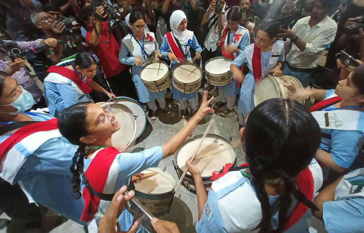 রেজাল্টের পর পর ঢাক-ঢোল বাজিয়ে উচ্ছ্বাসে মেতে উঠেছেন শিক্ষার্থীরা।