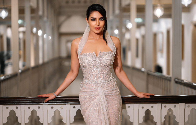 ১৯৮২ সালের এই দিনে ভারতের ঝারখন্ড রাজ্যের জামশেদপুর শহরে (তৎকালীন বিহার) তার জন্ম। তিনি এক সেনা পরিবারের সন্তান হওয়ায় ছোটবেলায় বিভিন্ন শহরে ঘুরে ঘুরে বড় হয়েছেন যেমন-দিল্লি, চণ্ডীগড়, লখনউ, ব্যাঙ্গালুরু ও আমেরিকাতেও কিছু সময় কাটিয়েছেন। এই বৈচিত্র্যময় শৈশবই তার ব্যক্তিত্ব ও দৃষ্টিভঙ্গিকে আরও সমৃদ্ধ করেছে।