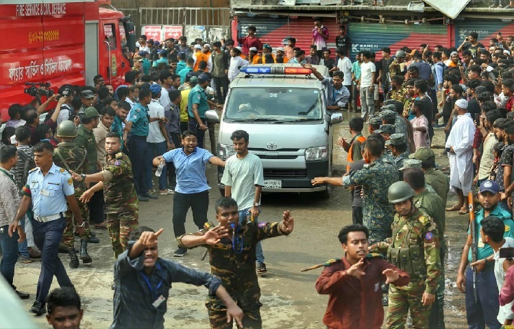 দগ্ধ অবস্থায় যেসব শিশু হাসপাতালে পৌঁছেছে, তাদের অনেকে কথা বলতে পারছে না। আবার কারও কাছে পরিচয়পত্র নেই। অনেক সময় ছোট শিশুরা নিজেদের নাম বলতে পারে না কিংবা ভয়ে চুপ হয়ে গেছে।