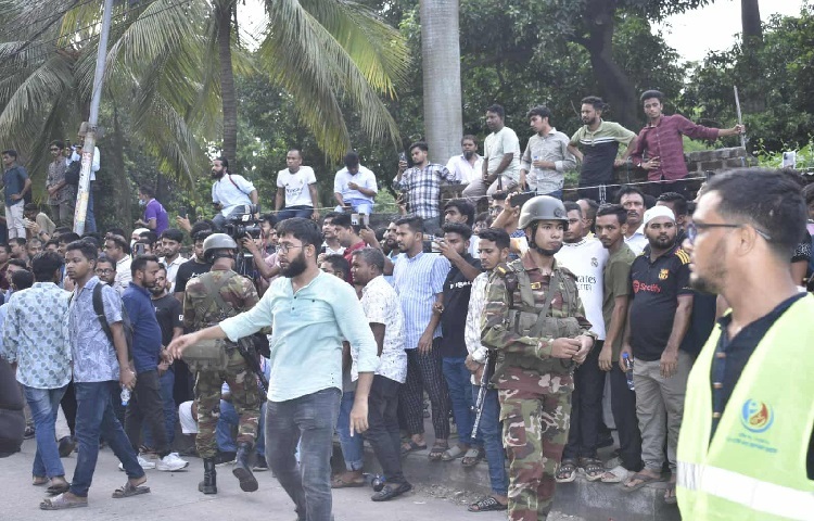 নিরাপত্তাকর্মীরা চেষ্টা করছেন শৃঙ্খলা বজায় রাখতে, কিন্তু স্বজন হারানোর আশঙ্কায় মাতাল একেকটি মুখ যেন সমস্ত ব্যারিকেড ভেদ করে এগিয়ে যেতে চাইছে প্রিয়জনের খোঁজে।