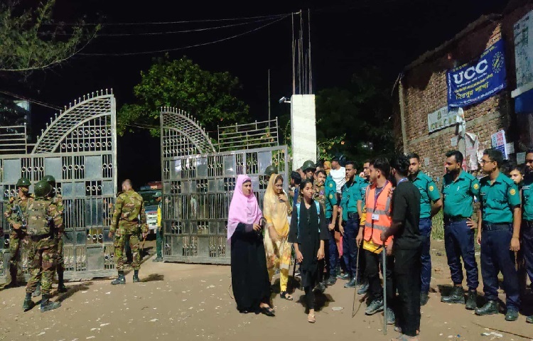 বিমান বিধ্বস্তের ধ্বংসাবশেষ সরিয়ে নেওয়ার কাজ চলছে পুরোদমে। পাশে দাঁড়িয়ে কাঁদছেন অভিভাবকরা, কেউ খুঁজছেন নিখোঁজের খবর, কেউবা শুধু নিঃশব্দে তাকিয়ে আছেন ধ্বংসস্তূপের দিকে-যেন বাস্তব নয়, কোনো দুঃস্বপ্ন দেখছেন।