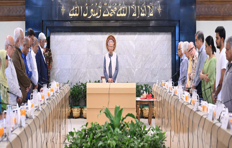 প্রধান উপদেষ্টা প্রফেসর মুহাম্মদ ইউনূস ঢাকায় তেজগাঁওয়ে তার কার্যালয়ে উপদেষ্টা পরিষদের বৈঠকে মাইলস্টোন স্কুল অ্যান্ড কলেজে বিমান দুর্ঘটনায় নিহতদের প্রতি সম্মান জানিয়ে এক মিনিট নীরবতা পালন করেন। ছবি: পিআইডি