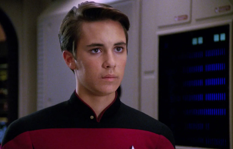 ১৯৭৬ সালের এই দিনে আমেরিকার ব্রিজটন শহরে তার জন্ম। ছোটবেলা থেকেই তিনি বিজ্ঞান কল্পনা ও ফ্যান্টাসি সাহিত্যে আকৃষ্ট ছিলেন।