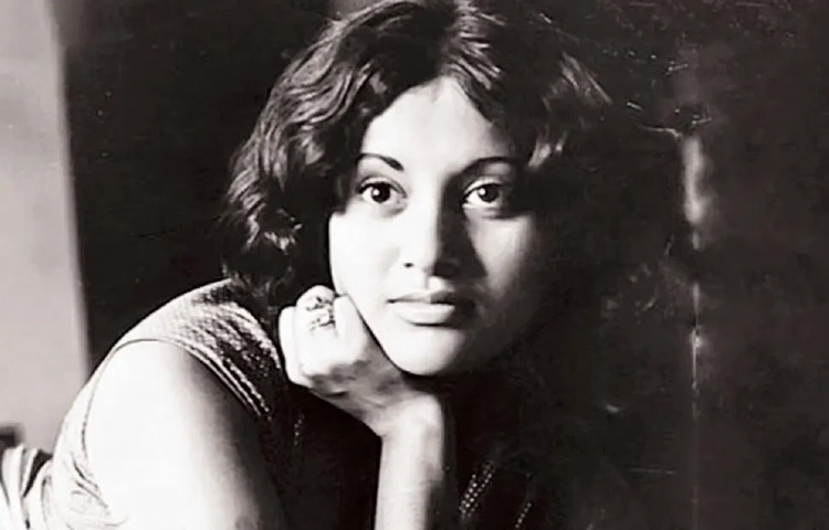 ১৯৫৩ সালের এই দিনে, বাগেরহাটের ফকিরহাট উপজেলায় তার জন্ম। ববিতার পুরো নাম ফরিদা আক্তার ববিতা।  তবে শৈশবের একটি বড় সময় কেটেছে চট্টগ্রামে ও ঢাকায়। তার বাবা কাজ করতেন পাকিস্তান ইন্টারন্যাশনাল এয়ারলাইন্সে, ফলে পারিবারিকভাবে ছিল একটি প্রগতিশীল সাংস্কৃতিক পরিবেশ। তার মা ছিলেন সংগীতপিপাসু, আর বড় বোন সুচন্দা তখন অভিনয় জগতে প্রবেশ করছেন-এতে ববিতার মনের ভেতরও সিনেমার প্রতি এক অদৃশ্য টান তৈরি হতে থাকে।