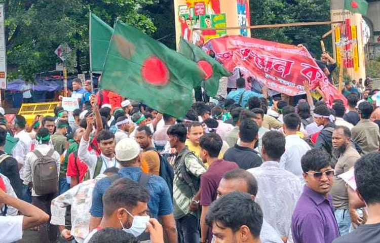 নির্বাচনের মাধ্যমে সরকার গঠনের দুই বছরের মধ্যে সনদে অন্তর্ভুক্ত সংস্কার প্রস্তাবগুলো বাস্তবায়ন করা হবে-সনদের এ বিষয়টি নিয়েই মূলত আপত্তি জানিয়েছে জামায়াতে ইসলামী, জাতীয় নাগরিক পার্টি (এনসিপি) ও ইসলামী আন্দোলন বাংলাদেশ।