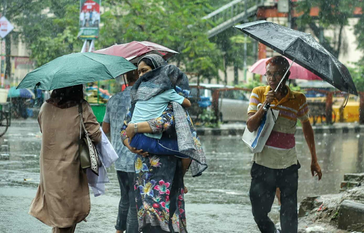 কেউ ছুটছেন সন্তান কোলে, কেউ রিকশা খুঁজছেন আতঙ্কিত চোখে, কেউ আবার দাঁড়িয়ে আছেন কোনো এক অচেনা ছাউনির নিচে, সেই ছাউনিটাই এই মুহূর্তে যেন সবচেয়ে আপন আশ্রয়।