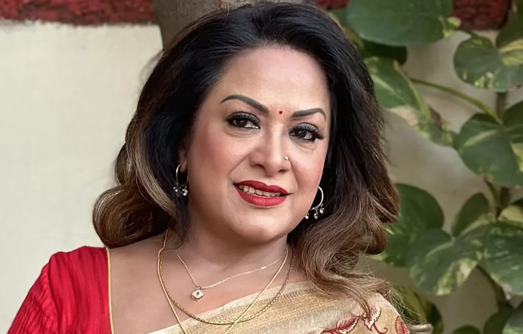 ১৯৮০-এর দশকের শেষভাগে চলচ্চিত্রে তার অভিষেক ঘটে। তখন বাংলা সিনেমায় ঢেউ তুলছিল একাধিক বাণিজ্যিক এবং আর্টফিল্ম। নতুনদের জন্য জায়গা করে নেওয়া সহজ ছিল না, তবুও অরুণা বিশ্বাস তার সৌন্দর্য, বাচনভঙ্গি এবং অভিনয়ের দক্ষতা দিয়ে দ্রুত নজর কাড়েন। ‘চাওয়া থেকে পাওয়া’ কিংবা ‘পাগল মন’, এই ছবিগুলোতে তার সংবেদনশীল অভিনয় তাকে দর্শকের হৃদয়ে স্থায়ী জায়গা করে দেয়।