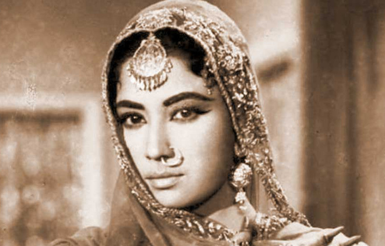 ১৯৩৩ সালের এই দিনে বোম্বে শহরে মেহজাবিন বানুর জন্ম। ভাগ্য এমনভাবে তাকে গড়ে তুলেছিল যে, অভিনয় ছিল তার অনিবার্য নিয়তি। মাত্র চার বছর বয়সে শিশুশিল্পী হিসেবে সিনেমায় অভিষেক, তারপর একে একে ‘বাইজু বাওরা’, ‘সাহিব বিবি অউর গুলাম’, ‘পাকিজা’, ‘মেরে আপনে’ প্রতিটি ছবিই যেন তাকে গড়ে তুলেছে একজন শিল্পীর মূর্ত প্রতীক হিসেবে।