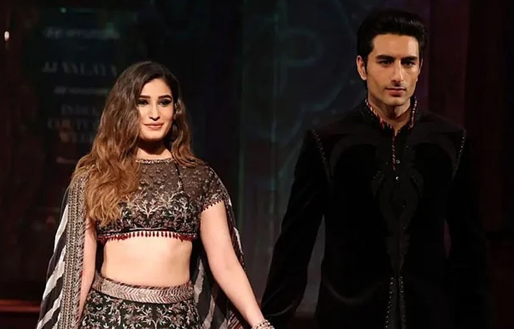 আর দর্শক-সমালোচকের চোখে, এদিন ইন্ডিয়া কৌতুর উইকের শেষ সন্ধ্যাটি হয়ে থাকল ‘ছোট রাভিনা ও ছোট সাইফের রূপে সাজানো এক দুর্লভ সন্ধ্যা’।