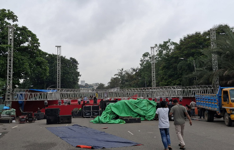 দুপুরে সরেজমিনে মানিক মিয়া অ্যাভিনিউয়ে দেখা যায়, সেচ ভবনের উল্টো পাশে মঞ্চ তৈরির কাজ চলছে।
