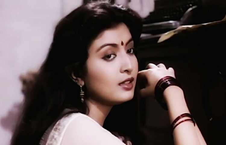 দেবশ্রী রায় মানেই এক অনন্য সংমিশ্রণ রূপ, প্রতিভা, এবং সময়কে ছাপিয়ে যাওয়া এক ব্যক্তিত্ব। ষাটের দশকের শেষে শিশুশিল্পী হিসেবে আত্মপ্রকাশ, তারপর আটের দশকে একের পর এক জনপ্রিয় ছবিতে নায়িকা হিসেবে নিজেকে প্রতিষ্ঠিত করা, নব্বইয়ের দশকে এক নতুন মাত্রায় অভিনয়, আর ২০০০-এর পরে রাজনীতিতে প্রবেশ প্রতিটি অধ্যায়েই তিনি ছিলেন নিজের মতো স্বতন্ত্র।