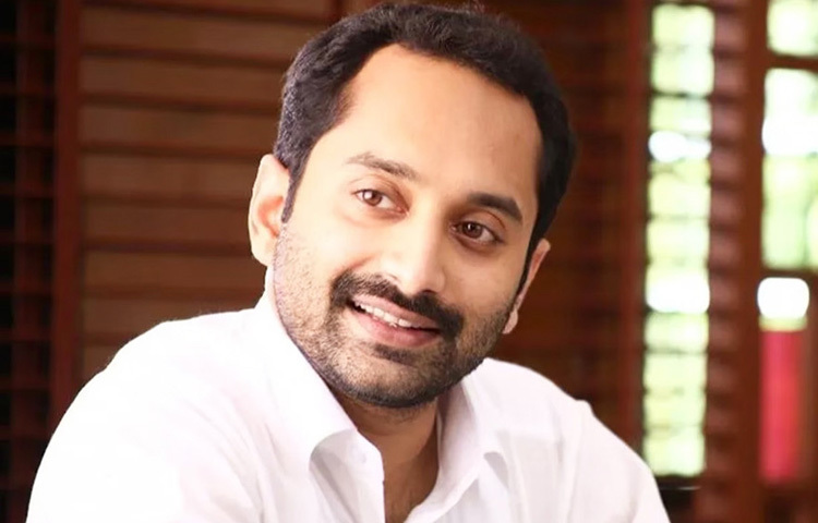 চোখ দিয়ে অভিনয়, এই কথাটা সাধারণত আমরা খুব কম অভিনেতার ক্ষেত্রেই বলি। কারণ অধিকাংশ অভিনেতার পারফরম্যান্স দাঁড়িয়ে থাকে সংলাপ, আবেগতাড়িত এক্সপ্রেশন বা দৃশ্যের ড্রামার ওপর। কিন্তু ফাহাদ যেন সেই বৃত্তের বাইরের কেউ। তিনি তার সংলাপ দিয়ে যতটা না বলেন, তার চেয়েও বেশি বলেন নীরব চাহনিতে। অভিনয়কে এক অন্য মাত্রায় তুলে নেওয়ার নাম যেন ফাহাদ ফাসিল।