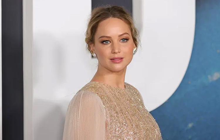 জেনিফার লরেন্স বড় হয়েছেন কেনটাকির লুইসভিলে। খুব ছোটবেলা থেকেই ক্যামেরার প্রতি তার আগ্রহ ছিল প্রবল। মাত্র ১৪ বছর বয়সে স্কুল ফেলে দিয়ে তিনি সিদ্ধান্ত নেন অভিনয়ের পেছনে সময় দেবেন পুরোপুরি।