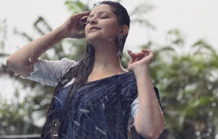 বৃষ্টির জল মানেই ক্ষতিকর রাসায়নিকের সংস্পর্শ। শহরের আকাশে জমে থাকা ধুলাবালি, ধোঁয়া ও বিভিন্ন গ্যাস যখন বৃষ্টির ফোঁটার সঙ্গে মিশে নামে, তখন তা একধরনের অ্যাসিড রেইন বা দূষিত পানি তৈরি করে। এই পানি চুলে পড়লে স্ক্যাল্পের প্রাকৃতিক পিএইচ ব্যালান্স নষ্ট হয়ে যায়, চুলের ঔজ্জ্বল্য ও প্রাণ হারাতে থাকে, কিউটিকল দুর্বল হয়ে চুল ফ্রিজি ও ভঙ্গুর হয়ে পড়ে, খুশকি ও চুলকানি বেড়ে যেতে পারে। এই কারণে হঠাৎ করে রাস্তায় বা ছাদে দাঁড়িয়ে ভিজে যাওয়া চুলের পক্ষে একদমই ভালো নয়।