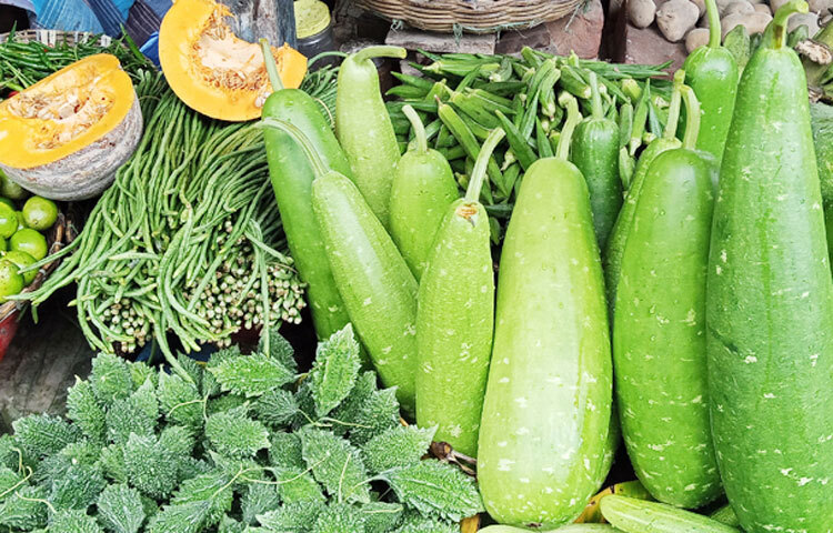 খুলনার বাজারে ঊর্ধ্বমুখী সব ধরনের সবজির দাম। সব ধরনের সবজিতে ১৫-২০ টাকা দাম বেড়েছে এ সপ্তাহে। বাজারে সবজির সরবরাহ কম থাকায় দাম বেড়েছে বলে দাবি ব্যবসায়ীদের। আজ খুলনা নগরীর গল্লামারি বাজার, মিস্ত্রিপাড়া বাজার, নতুন বাজার, জোড়াকল বাজার, নিউ মার্কেট, খালিশপুর বাজার ঘুরে এমনটা দেখা গেছে। ছবি: জাগো নিউজ