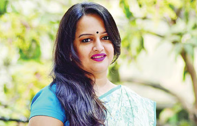 টিভির পর্দায় প্রথম যখন ঈশিতা হাজির হন, তখন তিনি এক কিশোরী। সময়টা আশির দশক। শিশুশিল্পী হিসেবে তার অভিনয় ছিল সাবলীল, স্বাভাবিক ও প্রাঞ্জল। বড় পর্দায় বা নাটকে যে অভিনয় দেখাতে হয় তা তিনি কখনো চিৎকার করে বোঝাননি-সবসময় মৃদু, সংবেদনশীল আর বাস্তবতানির্ভর পারফরম্যান্স দিয়েই দর্শকের মন ছুঁয়েছেন।