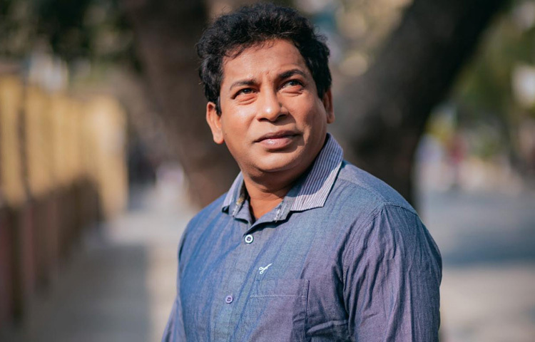 বাংলাদেশের নাট্যজগতে এমন অনেক শিল্পী এসেছেন, অনেকে আলো ছড়িয়েছেন, অনেকেই মিলিয়ে গেছেন সময়ের সাথে। কিন্তু মোশাররফ করিম রয়ে গেছেন দর্শকের মনের গভীরে। তার অভিনয়ের সৌন্দর্য কোথায়? তা খুঁজতে গেলে খুব গাঢ় বিশ্লেষণ দরকার হয় না। বরং চোখে পড়ে, তিনি যত না অভিনয় করেন তার চেয়েও বেশি ‘বেঁচে থাকেন’ প্রতিটি চরিত্রে।