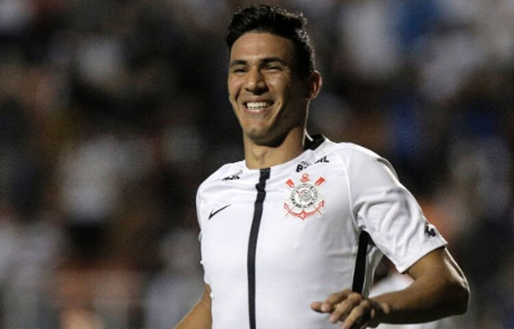 ১৯৯১ সালের এই দিনে প্যারাগুয়ের ছোট শহর সিউদাদ দেল এস্তেতে তার জন্ম। বর্তমানে ফাবিয়ান কর্দোভেস বালবুয়েনা গঞ্জালেজ আজ লাতিন আমেরিকার অন্যতম সেরা ডিফেন্ডার হিসেবে পরিচিত। শান্ত স্বভাবের, কিন্তু মাঠে আক্রমণাত্মক এবং দৃঢ়চেতা এই ফুটবলার প্যারাগুয়ের জাতীয় দলে যেমন গুরুত্বপূর্ণ ভূমিকা রাখেন, তেমনি ক্লাব ফুটবলেও নিজের কৃতিত্বের ছাপ রেখে চলেছেন।