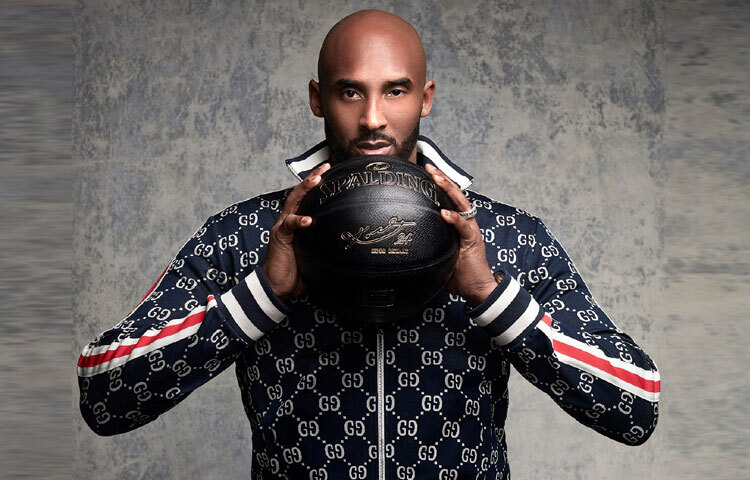 ১৯৭৮ সালের এই দিনে যুক্তরাষ্ট্রের পেনসিলভানিয়ার ফিলাডেলফিয়ায় তার জন্ম। কোবির বাবা জো ব্রায়ান্ট ছিলেন একজন প্রাক্তন এনবিএ খেলোয়াড়। ছোটবেলা থেকেই কোবির জীবনে বাস্কেটবলের ছোঁয়া লেগেছিল। তবে তার গল্প সহজ ছিল না। যখন তিনি ছোট, পরিবার ইতালিতে চলে যায় বাবার পেশাগত কারণে। কোবি ইতালিতে থেকে ছোটবেলায় ফুটবল খেলতেন, কিন্তু হৃদয়ের ভেতর বাস্কেটবলের জন্য ছিল এক অদম্য টান।