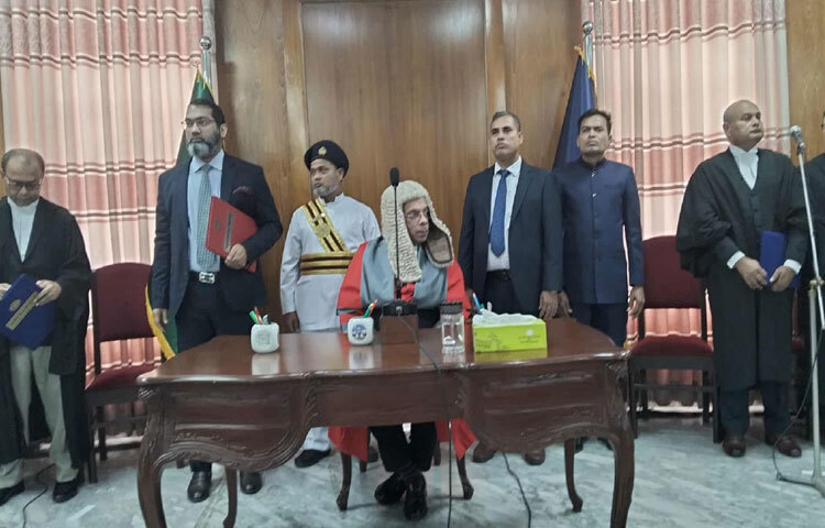 সুপ্রিম কোর্টের হাইকোর্ট বিভাগে নতুন নিয়োগপ্রাপ্ত ২৫ অতিরিক্ত বিচারকের (বিচারপতি) শপথ সম্পন্ন হয়েছে। ছবি: ফজলুল হক মৃধা