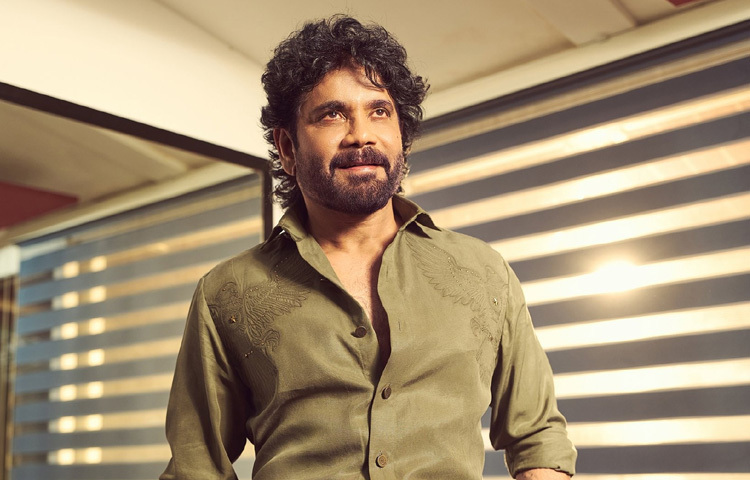 ১৯৫৯ সালের এই দিনে তেলুগু পরিবারে তার জন্ম। তিনি অভিনেতা আক্কিনেনি নাগার্জুন সুরুপের ছেলে, যিনি নিজেও তেলুগু সিনেমার একজন প্রখ্যাত অভিনেতা ছিলেন। ছোটবেলা থেকেই নাগার্জুনার মধ্যে অভিনয়ের প্রতি গভীর আগ্রহ জন্ম নেয়। পরিবারের সাংস্কৃতিক পরিবেশ তাকে স্বপ্ন দেখাতে উৎসাহিত করে।