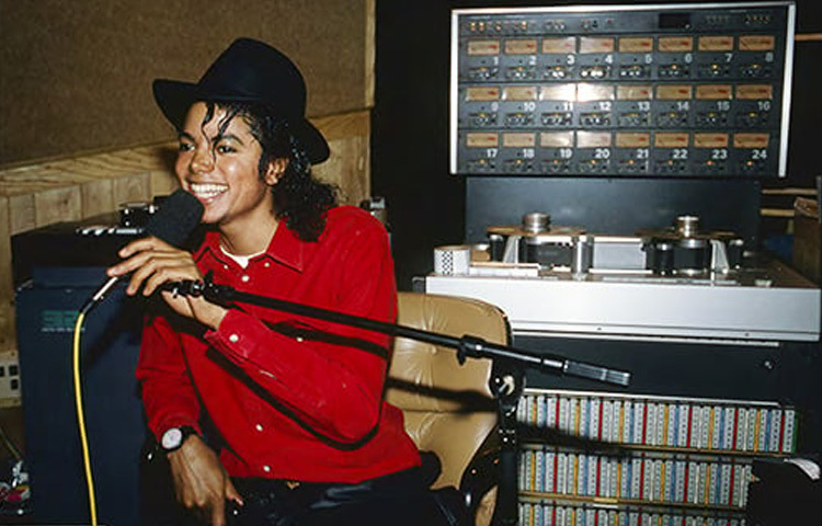 ১৯৫৮ সালের এই দিনে যুক্তরাষ্ট্রের ইন্ডিয়ানাপলিস শহরে তার জন্ম। তার পুরো নাম ছিল মাইকেল জোসেফ জ্যাকসন। জ্যাকসন পরিবার ছিলেন মিউজিশিয়ানদের পরিবার, যেখানে বাবার নেতৃত্বে সাত ভাইবোন গড়ে তোলেন ‘জ্যাকসন ফাইভ’ নামক একটি গ্রুপ। ছোটবেলা থেকেই মাইকেল তার অসাধারণ গান এবং নৃত্যের মাধ্যমে সবার মন জয় করতে শুরু করেন।