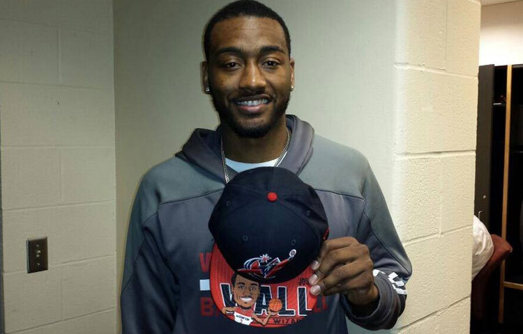 জন ওয়াল তার শৈশব কাটিয়েছেন ক্যানসাস শহরে। তিনি কিশোর বয়স থেকেই বাস্কেটবলের প্রতি আকৃষ্ট হন। কলেজে তিনি ক্যানসাস বিশ্ববিদ্যালয়ে ভর্তি হন এবং সেখানে খেলাধুলার মাধ্যমে তার দক্ষতা আরও বৃদ্ধি পান। ক্যানসাস বিশ্ববিদ্যালয়ে খেলার সময় জন ওয়াল বিভিন্ন প্রতিযোগিতায় অংশগ্রহণ করেন এবং তার দ্রুতগতির খেলা ও চতুর সিদ্ধান্ত গ্রহণের ক্ষমতার জন্য প্রশংসিত হন।