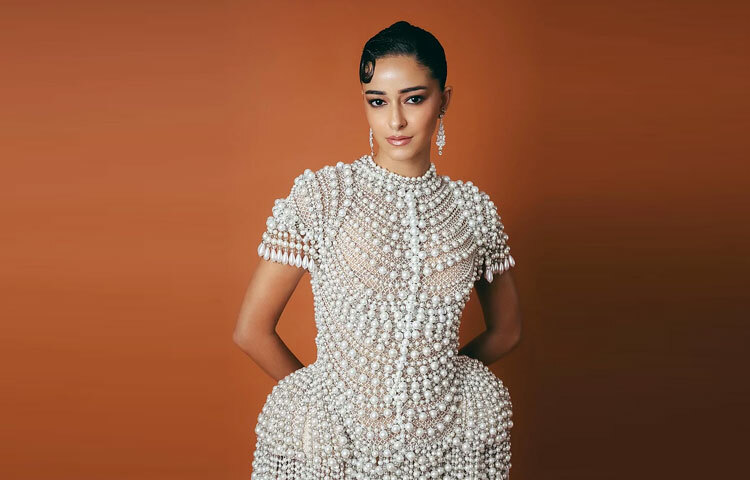 পার্ল বা মুক্তার ব্যবহার ফ্যাশনের জগতে কোনো নতুন বিষয় নয়, তবে অনন্যার এই লুক সেই ক্লাসিক উপাদানকে এক নতুন মাত্রা দিয়েছে।