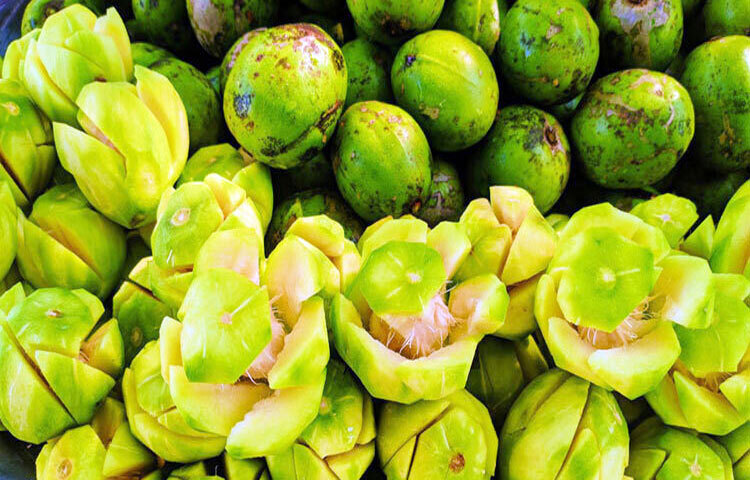 হজমশক্তি বাড়ায়: আমড়ায় রয়েছে প্রচুর পরিমাণে ফাইবার বা আঁশ। এটি আমাদের হজম প্রক্রিয়া উন্নত করে, কোষ্ঠকাঠিন্য দূর করে এবং পেট পরিষ্কার রাখতে সাহায্য করে। যাদের গ্যাস্ট্রিক বা বদহজমের সমস্যা আছে, তাদের জন্য আমড়া একটি উপকারী ফল।