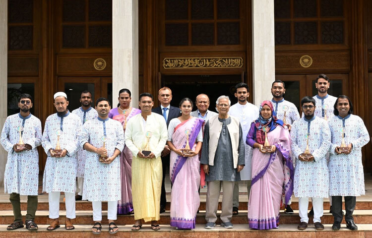 তরুণরা সক্রিয় থাকলে দেশের কোনো সমস্যাই আর অমীমাংসিত থাকতে পারে না বলে জানিয়েছেন অন্তর্বর্তী সরকারের প্রধান উপদেষ্টা অধ্যাপক ড. মুহাম্মদ ইউনূস। বেলা ১১টায় রাজধানীতে আয়োজিত ‘ইয়্যুথ ভলান্টিয়ার অ্যাওয়ার্ড-২০২৫’ অনুষ্ঠানে প্রধান অতিথি হিসেবে উপস্থিত হয়ে তিনি এ কথা জানান। ছবি: সিএ প্রেস উইং
