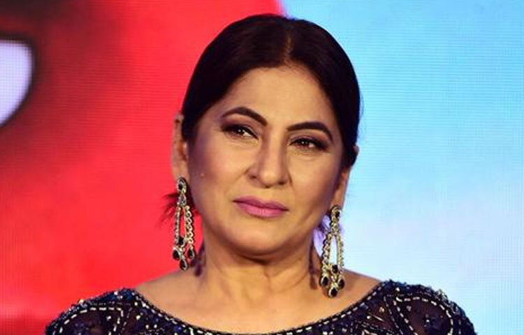 ১৯৬২ সালের এই দিনে ভারতের দেরাদুনে তার জন্ম। শৈশব থেকেই অভিনয় ও ক্যামেরার প্রতি আগ্রহ তাকে ধীরে ধীরে টেলিভিশন ও চলচ্চিত্র জগতে নিয়ে আসে। অর্চনা দেরাদুনেই শৈশব কাটান। পড়াশোনার পাশাপাশি নাটক ও সাংস্কৃতিক কর্মকাণ্ডে অংশগ্রহণ ছিল তার নিত্যদিনের বিষয়। পরবর্তীতে উচ্চশিক্ষা শেষে অভিনয়ের প্রতি আগ্রহ থেকেই মুম্বাইয়ে পাড়ি জমান।