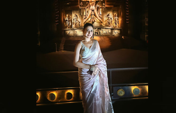 ঐন্দ্রিলার পূজার লুকের মূল আকর্ষণ ছিল একটি সিলভার জরিপাড়ের শাড়ি। শাড়ির স্নিগ্ধ আভা আর ঝকঝকে জরির কাজ তাকে দিয়েছে রাজকীয় আবেদন। 
পূজার উজ্জ্বল পরিবেশে এই রঙ যেন আরো দীপ্তিময় হয়ে উঠেছে। এই সাজে তিনি হয়ে উঠেছেন একেবারেই অনন্যা, যেখানে ঐতিহ্যের ছোঁয়া আর আধুনিকতার স্টাইল একসঙ্গে ধরা দিয়েছে।