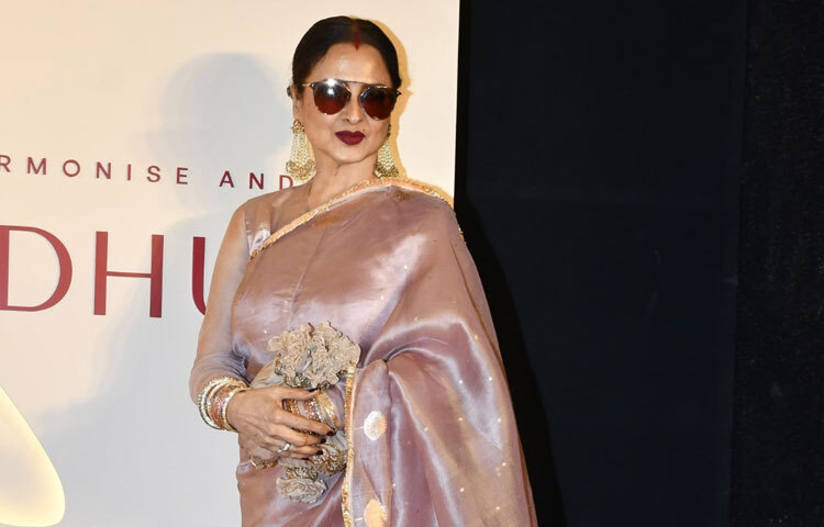 আজ এই জীবন্ত কিংবদন্তীর জন্মদিন। বয়স, সময়, প্রজন্ম-বকিছুকেই যেন নিজের স্টাইল আর ব্যক্তিত্ব দিয়ে পরাজিত করেছেন তিনি। তার ফ্যাশন এখনো ততটাই আলোচিত, যতটা ছিল কয়েক দশক আগে।