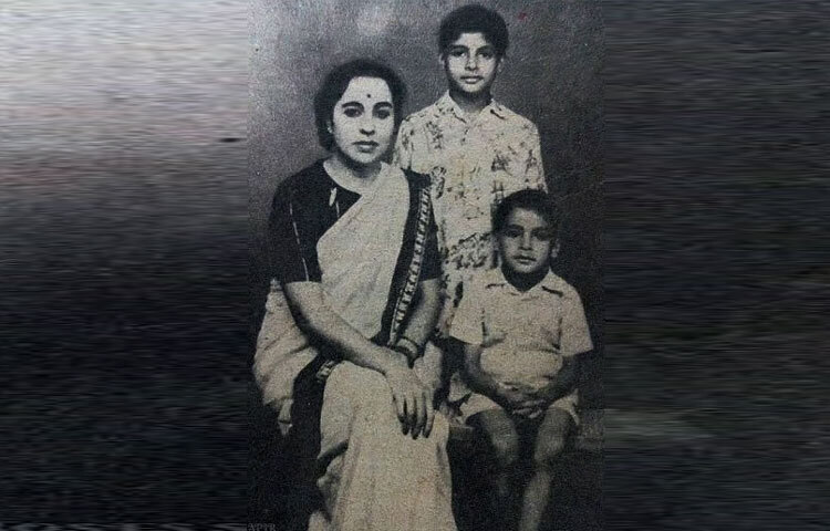 ১৯৪০-এর দশকের একটি সাদাকালো ছবি, ছোট্ট অমিতাভ তার মা তেজী বচ্চন ও ছোট ভাই অজিতাভের সঙ্গে। তখন কে জানত, এই নীরব ছেলেটিই একদিন ভারতীয় চলচ্চিত্র ইতিহাসের সবচেয়ে প্রভাবশালী নাম হয়ে উঠবেন।