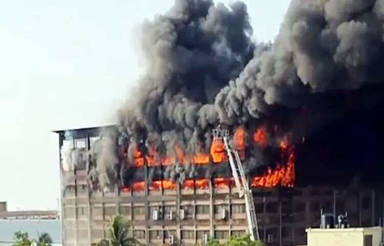 চট্টগ্রাম রপ্তানি প্রক্রিয়াকরণ অঞ্চলে (সিইপিজেড) অ্যাডাম ক্যাপ নামে একটি তোয়ালে কারখানায় ভয়াবহ অগ্নিকাণ্ড ঘটেছে। আগুন নিয়ন্ত্রণে কাজ করছে ফায়ার সার্ভিসের ১৫টি ইউনিট। ছবি: সংগৃহীত