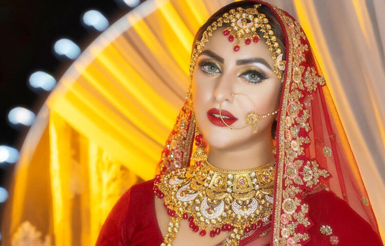 শখের ক্যারিয়ার শুরু বিজ্ঞাপন দিয়ে। তার উপস্থিতি ছিল স্বতঃস্ফূর্ত, প্রাণবন্ত। একেকটি টিভিসি যেন নতুন করে দর্শককে চমকে দিয়েছে। ফ্যাশনেবল পোশাক, খোলা হাসি আর আত্মবিশ্বাসী ভঙ্গিমা তাকে খুব অল্প সময়েই বিজ্ঞাপন জগতের সবচেয়ে চাহিদাসম্পন্ন মুখে পরিণত করে।