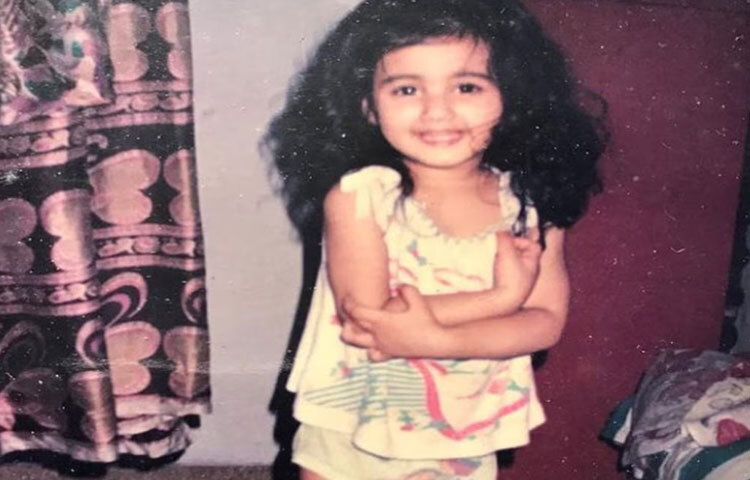 ১৯৭১ সালের এই দিনে কলকাতায় জন্ম নেওয়া ঋতুপর্ণা ছোটবেলা থেকেই ছিলেন শিল্পমনস্ক। নাচ, গান, নাটক সবকিছুর সঙ্গেই তার নিবিড় সম্পর্ক ছিল। স্কুলে পড়ার সময়ই শিক্ষকরা বুঝে গিয়েছিলেন, এই মেয়েটি কেবল বইয়ের পাতায় সীমাবদ্ধ নয় তার চোখে বড় ক্যানভাসের স্বপ্ন আছে। পরবর্তীতে যাদবপুর বিশ্ববিদ্যালয় থেকে ইতিহাসে স্নাতক শেষ করে অভিনয়ের দুনিয়ায় প্রবেশ করেন তিনি।