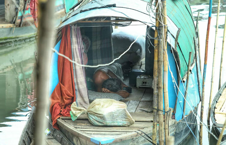 নদীর জলেই তাদের সকাল, সূর্যাস্ত আর রাতের বিশ্রাম।